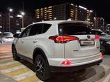 Toyota RAV4 2017 года за 12 600 000 тг. в Актау – фото 3