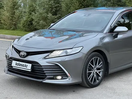 Toyota Camry 2023 года за 17 300 000 тг. в Караганда – фото 2
