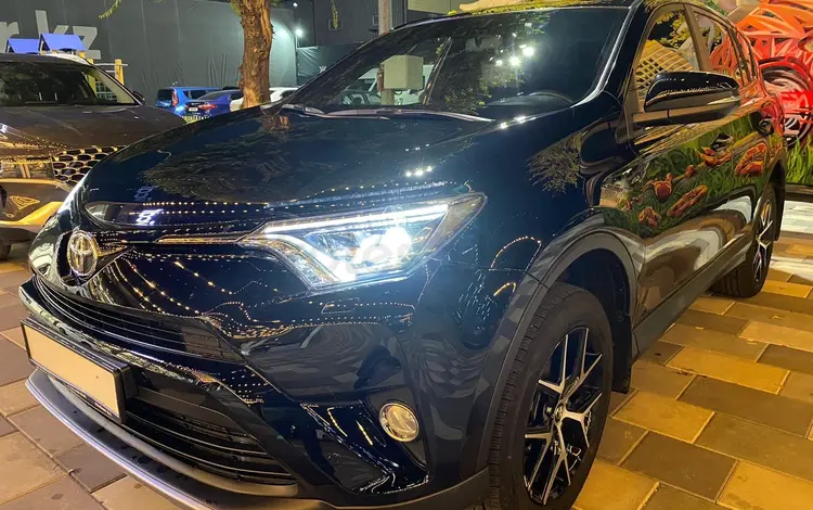 Toyota RAV4 2017 года за 12 700 000 тг. в Алматы