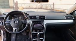 Volkswagen Passat 2013 года за 4 300 000 тг. в Актау – фото 5