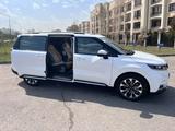 Kia Carnival 2022 года за 22 000 000 тг. в Актобе