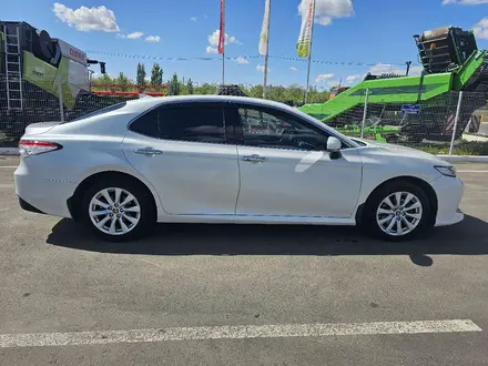 Toyota Camry 2018 года за 12 150 000 тг. в Уральск – фото 4