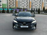 Toyota Camry 2018 года за 15 500 000 тг. в Астана – фото 2