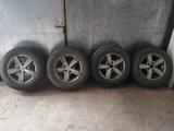 Шипованные шины 215/65 R16, на дисках Тайота Альфард и Фольксваген за 180 000 тг. в Жезказган