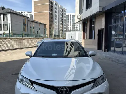 Бампер Камри 70 белый жемчуг за 55 000 тг. в Караганда