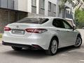 Toyota Camry 2018 года за 16 450 000 тг. в Алматы – фото 11