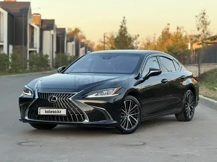 Lexus ES 250 2021 года за 21 000 000 тг. в Алматы