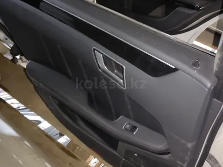 ДВЕРЬ MERCEDES W212 ЗАДНИЙ В СБОРЕ ОРИГИНАЛ за 80 000 тг. в Астана – фото 3