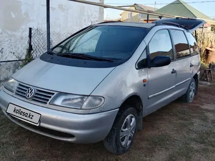 Volkswagen Sharan 1996 года за 1 300 000 тг. в Актобе – фото 2