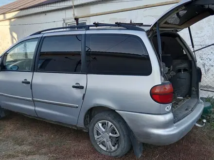 Volkswagen Sharan 1996 года за 1 300 000 тг. в Актобе – фото 3