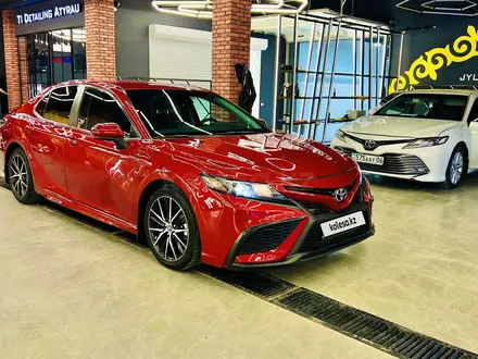 Toyota Camry 2021 года за 14 800 000 тг. в Атырау – фото 5