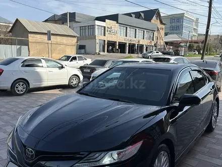 Toyota Camry 2020 года за 15 800 000 тг. в Шымкент – фото 2