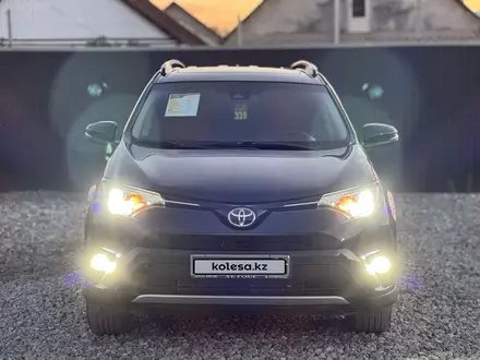 Toyota RAV4 2016 года за 11 790 000 тг. в Актобе – фото 2