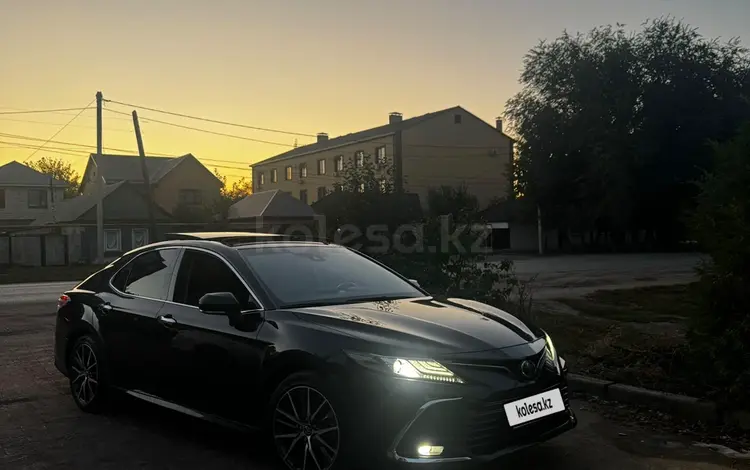 Toyota Camry 2023 года за 13 900 000 тг. в Уральск
