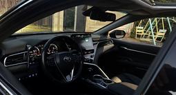 Toyota Camry 2023 года за 13 900 000 тг. в Уральск – фото 2
