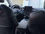 Toyota Camry 2023 года за 13 900 000 тг. в Уральск – фото 5
