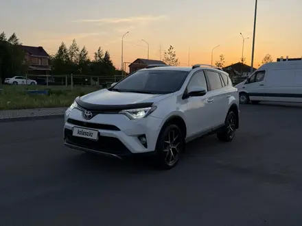 Toyota RAV4 2017 года за 10 000 000 тг. в Астана