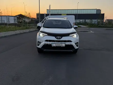Toyota RAV4 2017 года за 10 000 000 тг. в Астана – фото 2