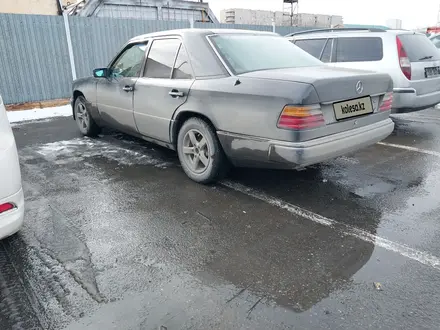 Mercedes-Benz E 200 1991 года за 1 200 000 тг. в Семей – фото 4