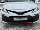 Toyota Camry 2021 года за 22 400 000 тг. в Алматы – фото 3