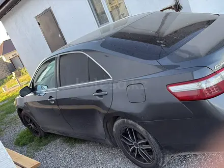 Toyota Camry 2007 года за 3 500 000 тг. в Актобе – фото 2