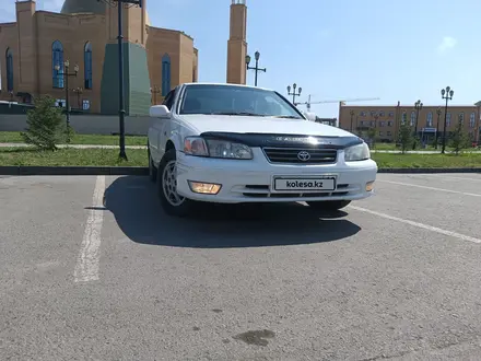 Toyota Camry 1998 года за 3 300 000 тг. в Семей – фото 2