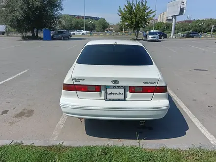 Toyota Camry 1998 года за 3 300 000 тг. в Семей – фото 5