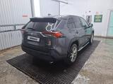 Toyota RAV4 2022 года за 15 500 000 тг. в Актобе – фото 2