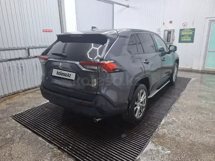 Toyota RAV4 2022 года за 15 500 000 тг. в Актобе – фото 2