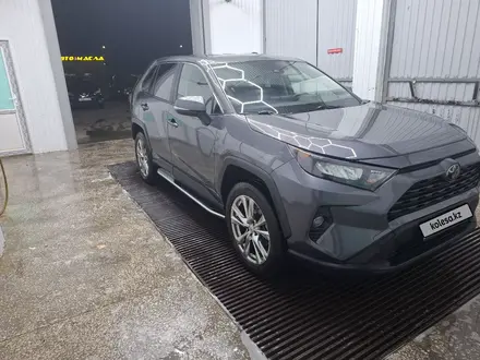 Toyota RAV4 2022 года за 15 500 000 тг. в Актобе