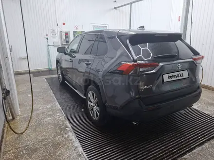 Toyota RAV4 2022 года за 15 500 000 тг. в Актобе – фото 3