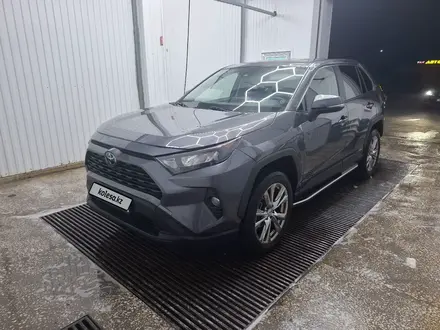 Toyota RAV4 2022 года за 15 500 000 тг. в Актобе – фото 4