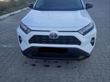 Toyota RAV4 2019 года за 13 000 000 тг. в Актобе – фото 2