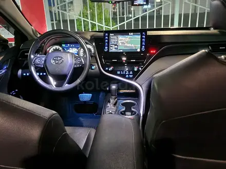 Toyota Camry 2021 года за 18 300 000 тг. в Жанаозен – фото 15