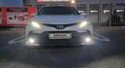 Toyota Camry 2021 года за 18 400 000 тг. в Жанаозен – фото 2