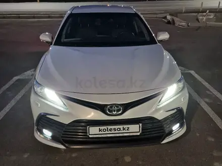 Toyota Camry 2021 года за 18 300 000 тг. в Жанаозен – фото 9