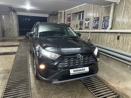 Toyota RAV4 2020 года за 14 500 000 тг. в Караганда – фото 2