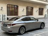 Lexus ES 300h 2019 года за 17 500 000 тг. в Алматы – фото 4