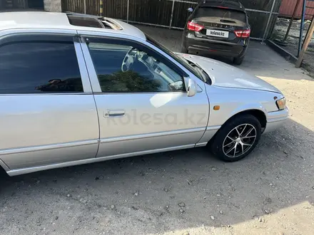 Toyota Camry 1998 года за 2 400 000 тг. в Усть-Каменогорск – фото 2