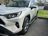 Toyota RAV4 2021 года за 13 800 000 тг. в Алматы – фото 3