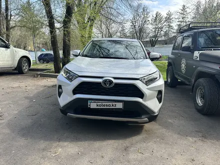 Toyota RAV4 2022 года за 13 800 000 тг. в Алматы