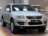 Volkswagen Touareg 2007 года за 6 990 000 тг. в Алматы – фото 3