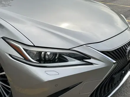 Lexus ES 250 2018 года за 18 000 000 тг. в Алматы