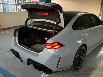 BMW M5 2025 года за 79 400 000 тг. в Алматы – фото 11