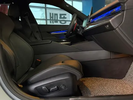 BMW M5 2025 года за 79 400 000 тг. в Алматы – фото 17