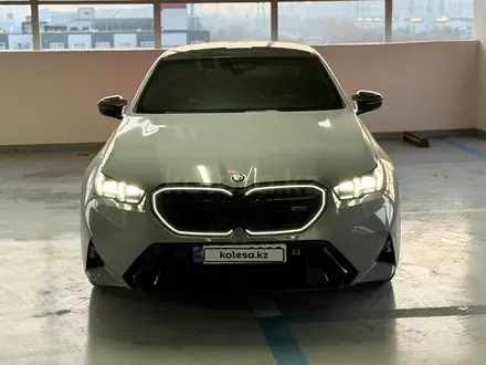 BMW M5 2025 года за 79 400 000 тг. в Алматы – фото 2