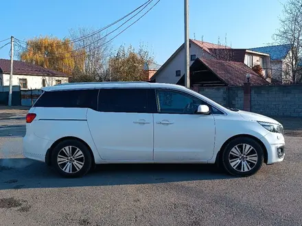 Kia Carnival 2015 года за 14 977 000 тг. в Алматы – фото 8