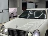 Mercedes-Benz E 200 1997 годаүшін2 500 000 тг. в Балхаш – фото 3