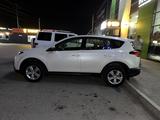 Toyota RAV4 2014 года за 9 800 000 тг. в Атырау – фото 2
