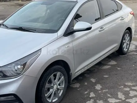 Hyundai Solaris 2019 года за 7 300 000 тг. в Усть-Каменогорск – фото 2